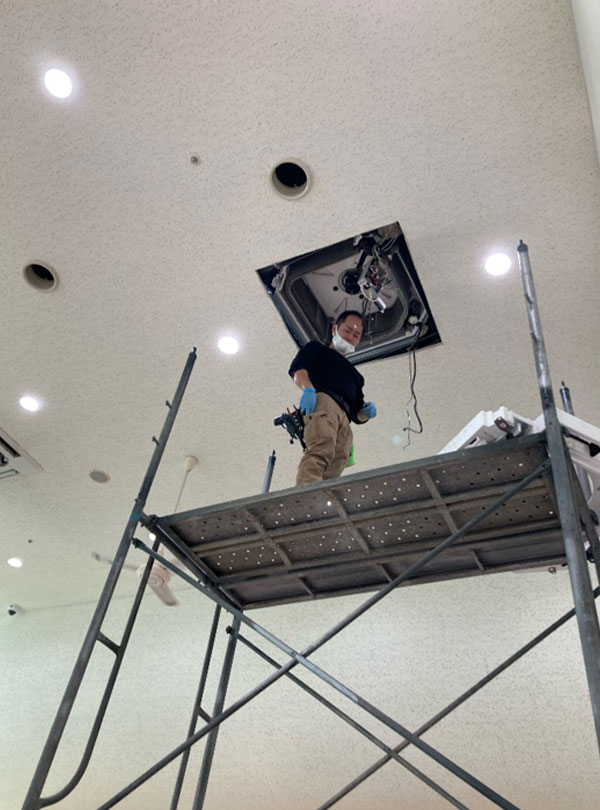 機器取り外し（高所の機器にも対応）