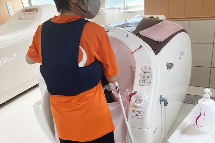 入浴介助を想定した冷却ベストの着用イメージ